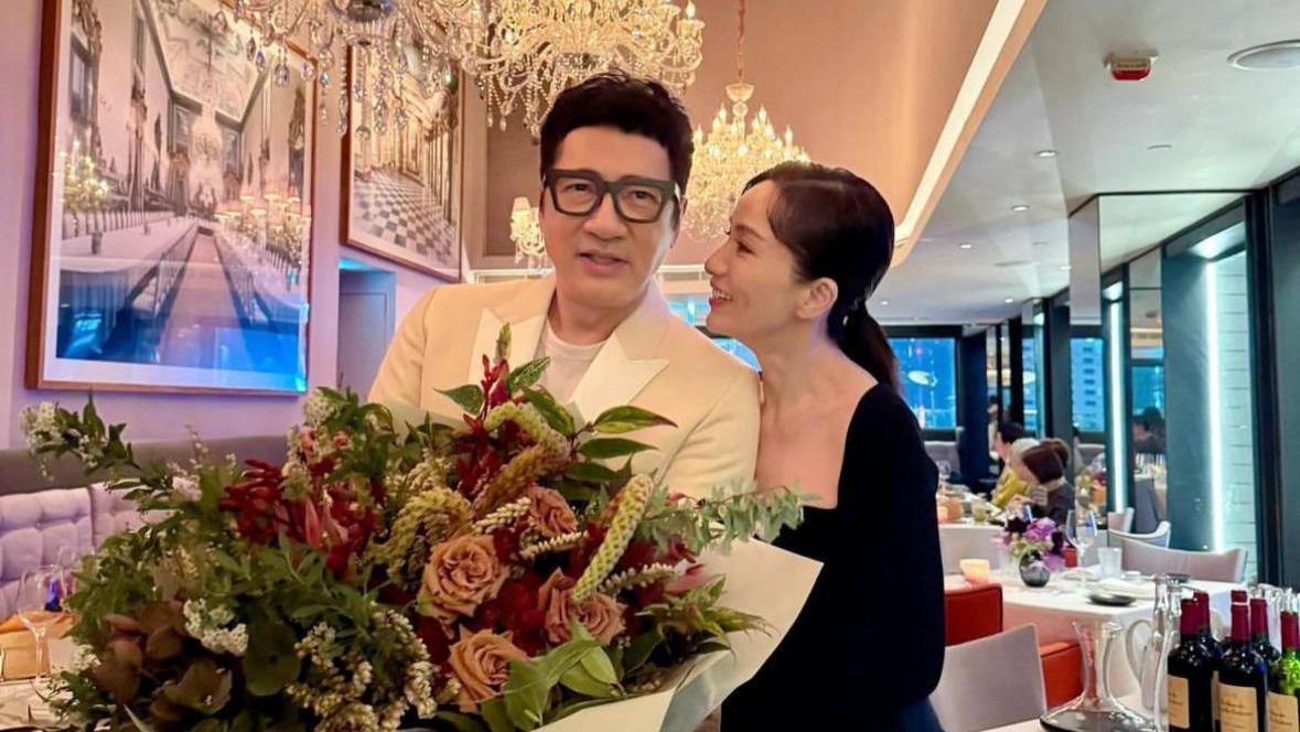 单立文庆祝65岁生日，与小13岁妻子相拥留影，结婚18年坚持不生娃