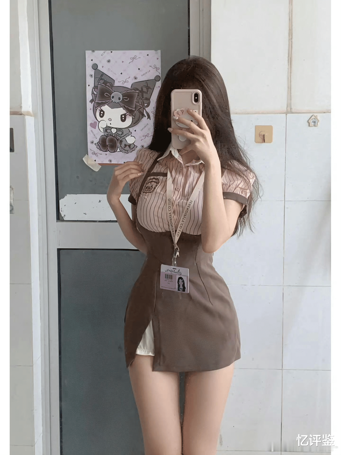 26岁女销售办公室摆拍，吸引大量意向男客户，直言：工作的一部分