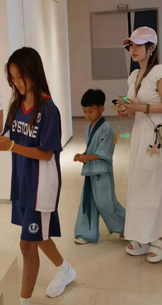 甜馨发动态回应晒黑:黑就黑了呗,那咋了 小孩姐好会