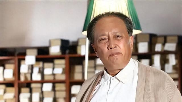 72岁唐国强近照：嘴巴紧闭身材走样，脸部黝黑，老到认不出