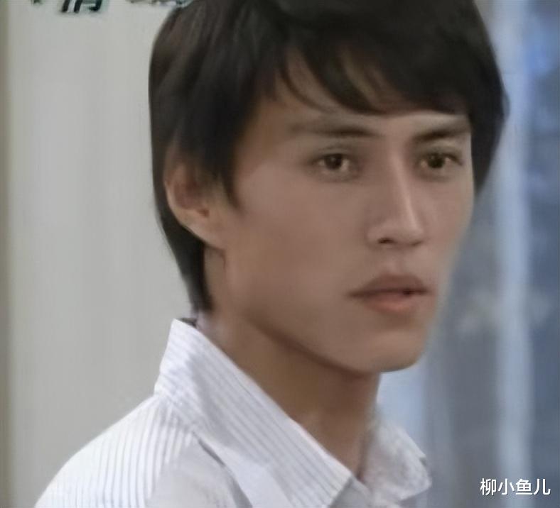 47岁靳东英国被偶遇,头发花白啤酒肚明显,网友:男神也老了!