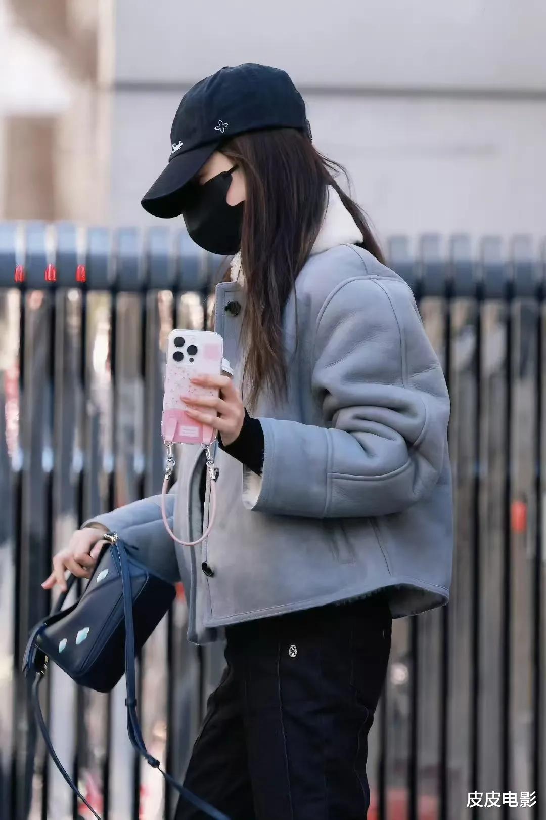 央视春晚第二次联排,21位大腕亮相,我却被一位35岁女星抓住眼球