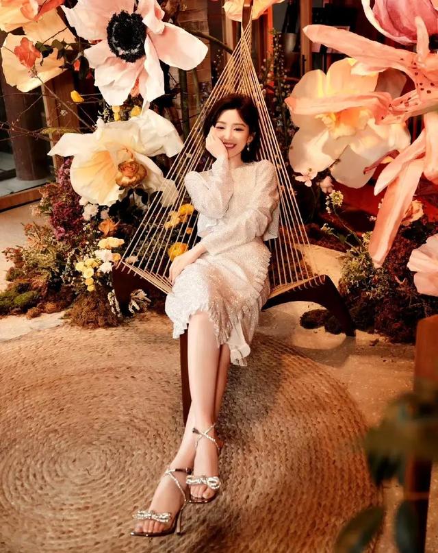 36岁还演公主，出道14年都是甜妹人设，凭啥？看到大长腿我懂了