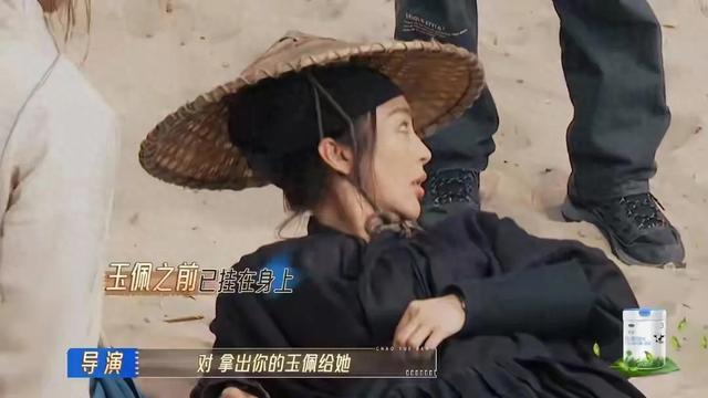 李菲儿被尔导批评,微笑的表情耐人寻味,搭话锦超被无视。