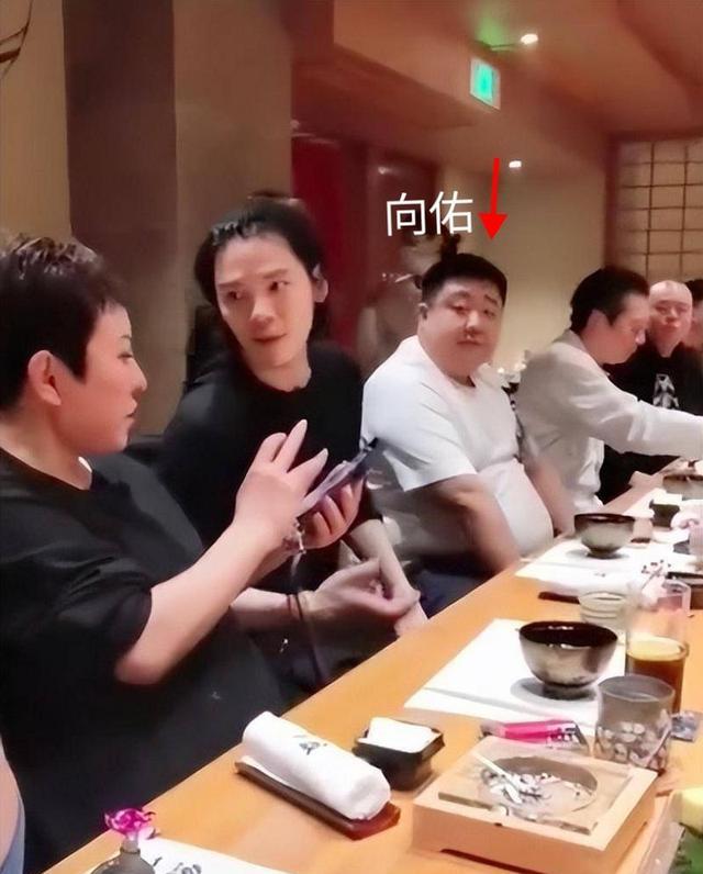 向华强参加萧敬腾婚礼，面部苍白四肢僵硬像蜡像，网友：儿子气的