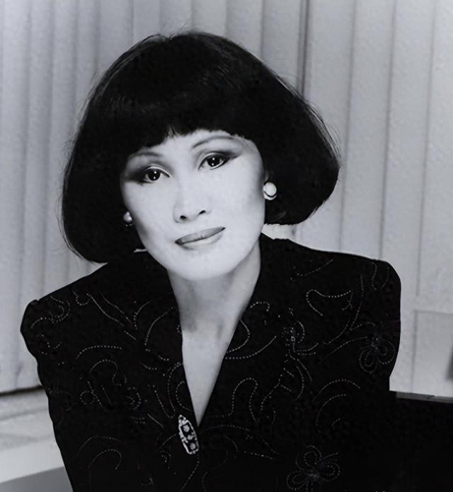 稳坐春晚前排20年，一人住7层别墅，74岁仍单身，马云都巴结她