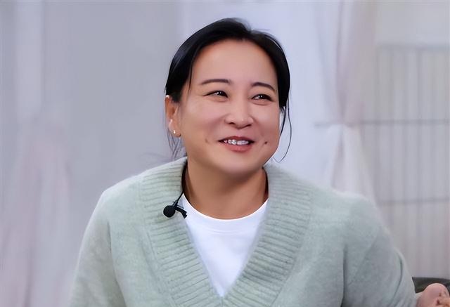 贾玲素颜接受采访,身材和脸部状态清晰可见,未来的发展已确定