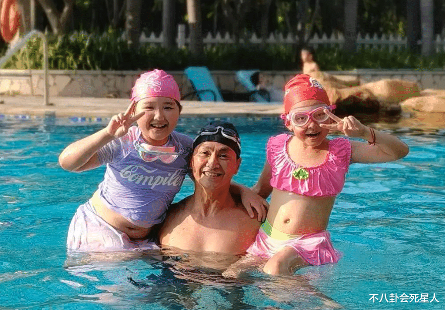 64岁港星被曝隐婚生女,娇妻约三四十岁,在内地开厂身家过亿