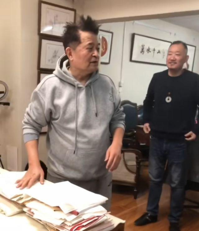 毕福剑老来得子被证实，二婚妻子身份意外曝光，年轻漂亮还是教授