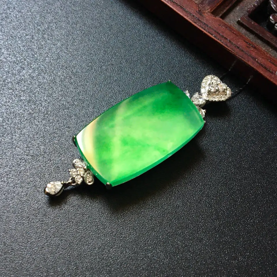 毫无技术含量的翡翠无事牌，为何能成为各大珠宝拍卖会的常客？