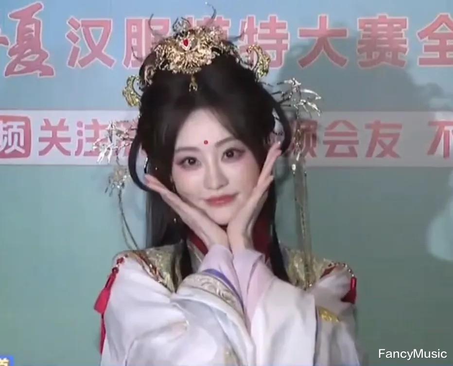 看了陈小纭和祝绪丹的同框,才知道:天然美和“整容美”的区别!
