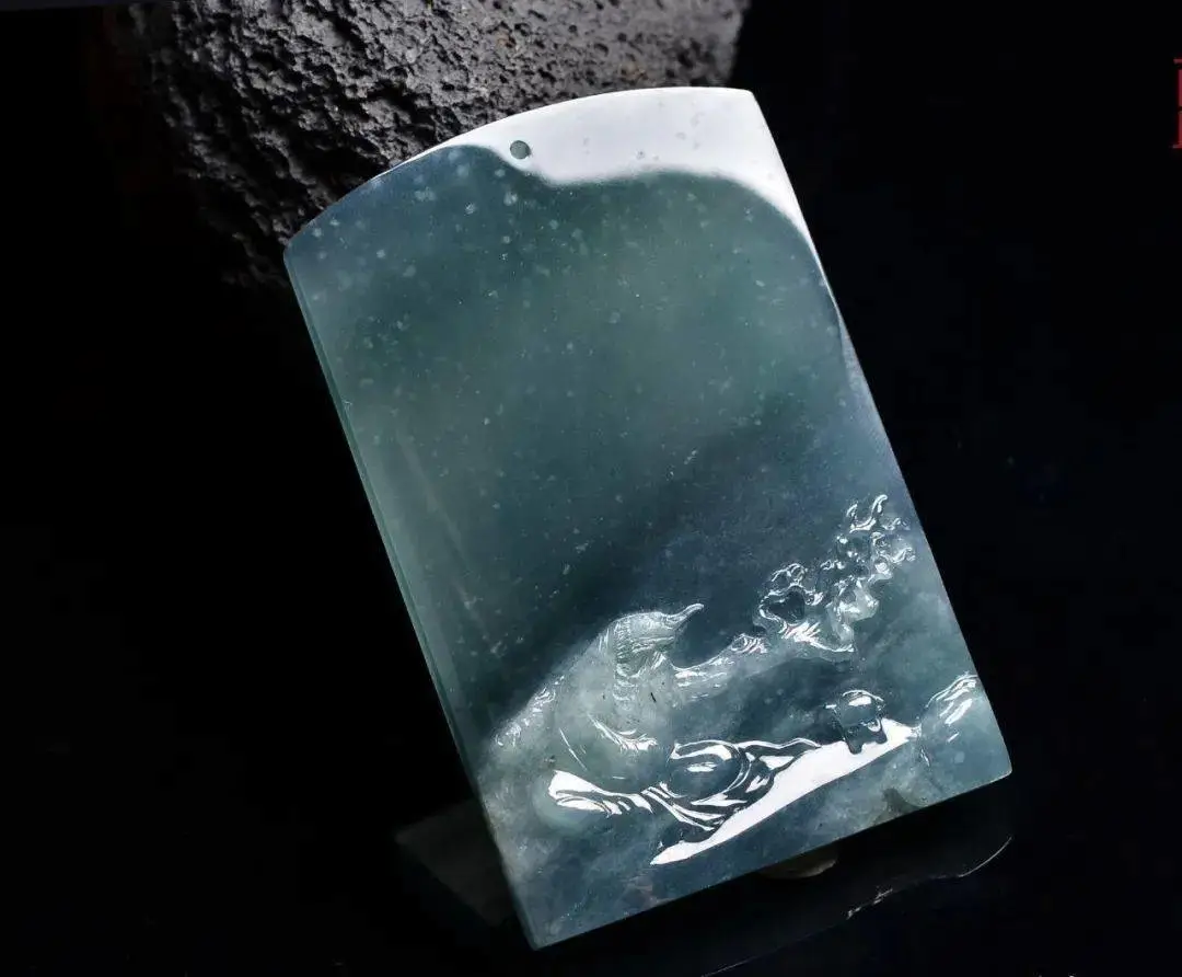 三块蓝水飘雪花棉的翡翠片料，设计集合了地海空，太有竟境了！