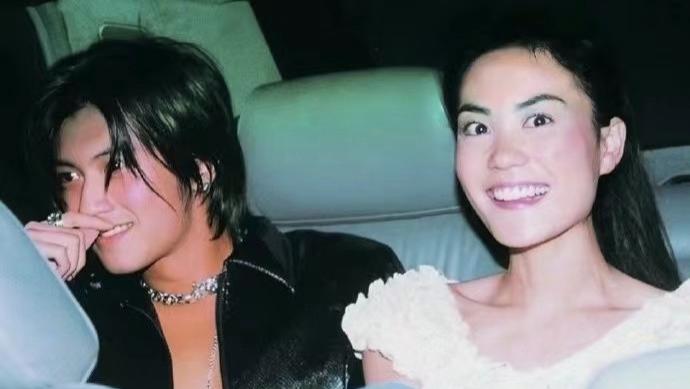 “锋菲恋”复合十年不肯再婚，网传谢霆锋对王菲有“防备”，评论区沦陷了