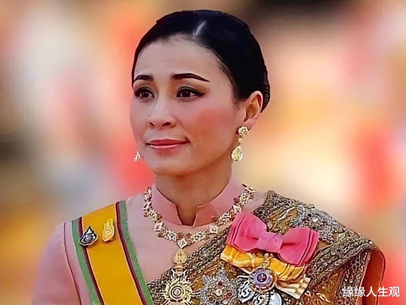 苏提达王后:珠圆玉润旺夫脸,46岁穿薄纱裙美翻,诗妮娜拿什么比