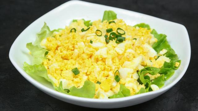 鸡蛋煮几分钟最好吃?记住这个时间点,鸡蛋又嫩又好吃,还好剥壳