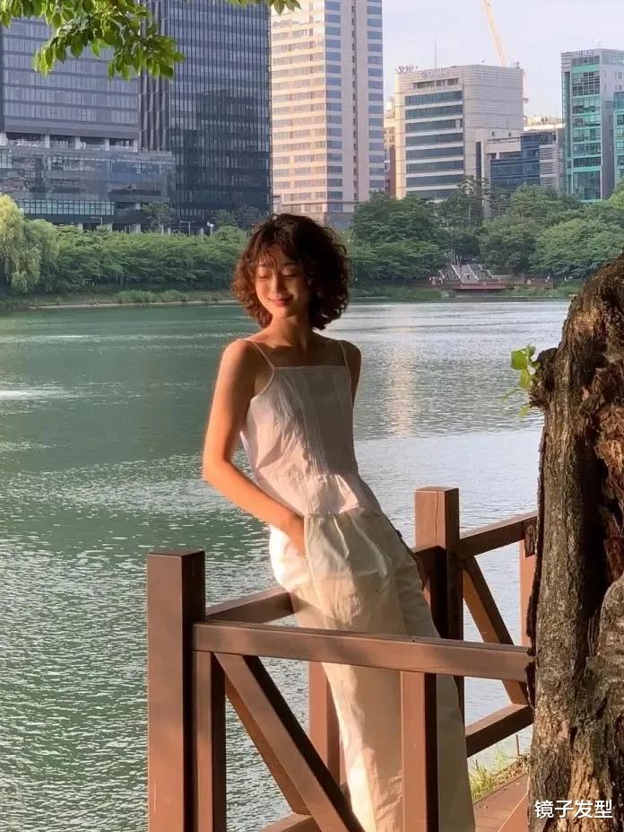 40岁左右的女性,选择齐脖层次卷发,成熟有魅力