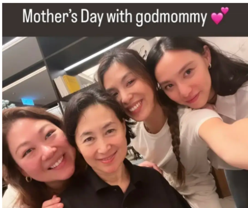 61岁何超琼低调过母亲节!与三个干女儿设家宴,无儿无女仍幸福