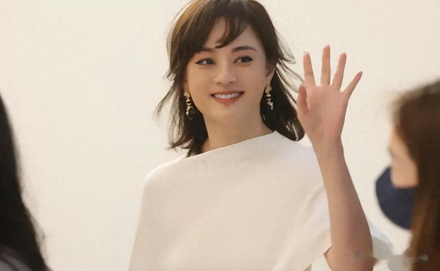 41岁孙俪长发披肩出席活动,脸蛋圆润胖了很多!穿白裙温柔又优雅