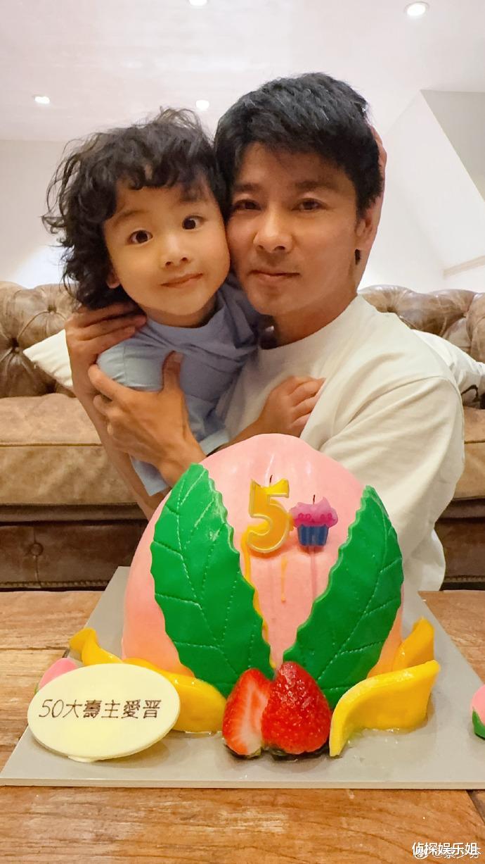 蔡少芬见证女儿小学毕业！母女开心同框，包子身高出众长得像妈妈