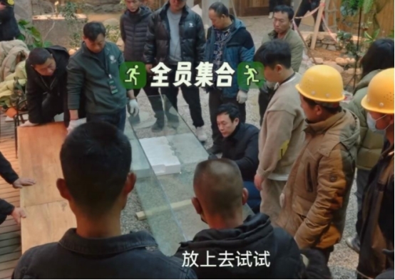 张颂文在农村吃席,买二手家具还还价,爆红后低调打脸其他明星