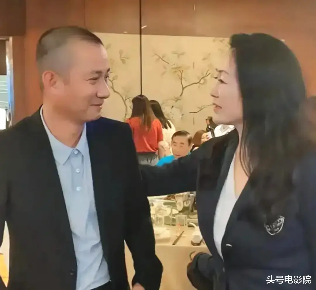 张嘉益王宝强组高端局!王志文带儿子打高尔夫,看懂啥是上流圈层