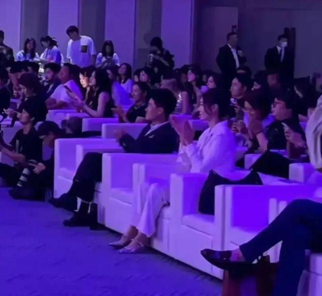 董宇辉缺席领奖台,神秘女士代领奖杯!其身份究竟有什么玄机?