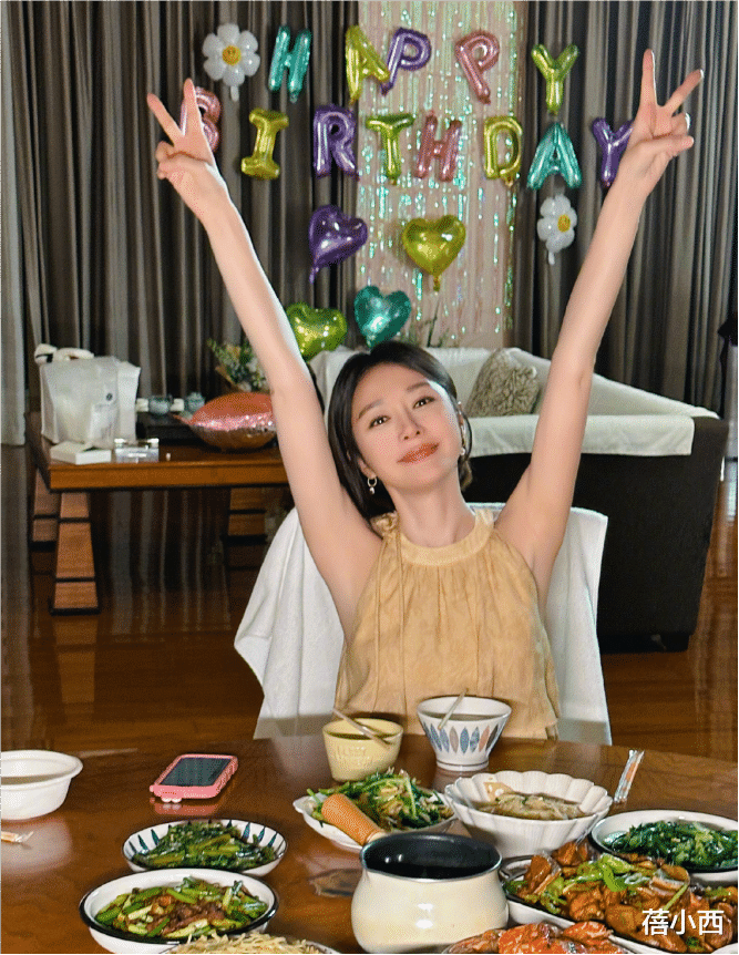 45岁秦岚孤单一人在大别墅里庆生,穿蛋糕裙玩自拍,看着只有25岁