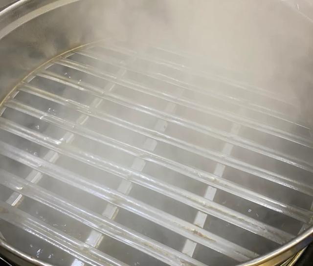 清蒸鲈鱼,鱼鲜肉嫩,老厨师亲授厨艺,原来诀窍有3步,建议收藏