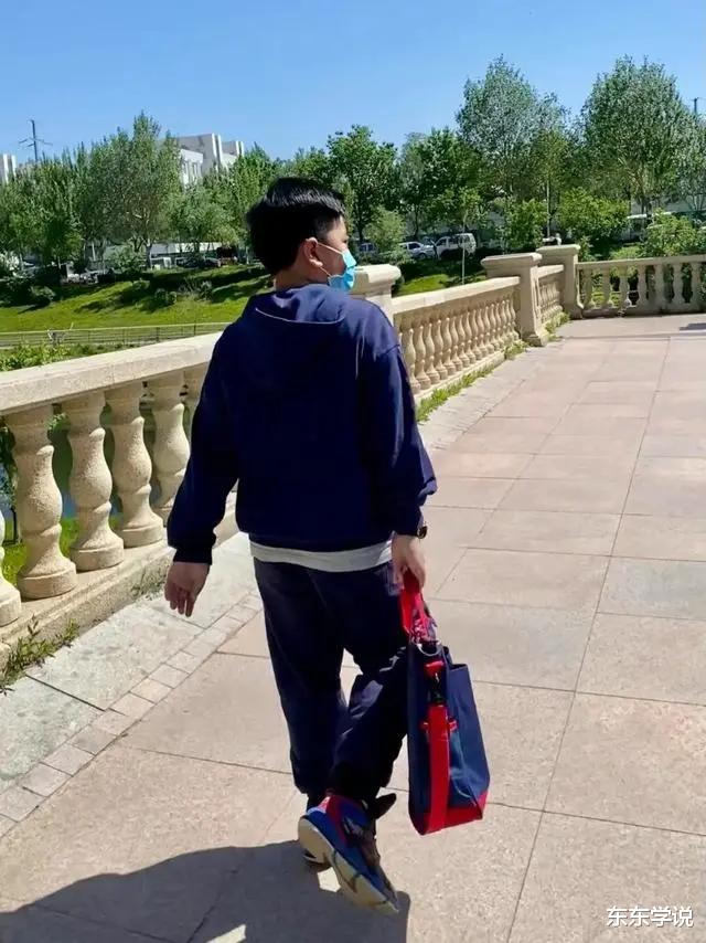 南农一大学生冒充小学生，付费与女生“骑大马”，遭多名女生维权