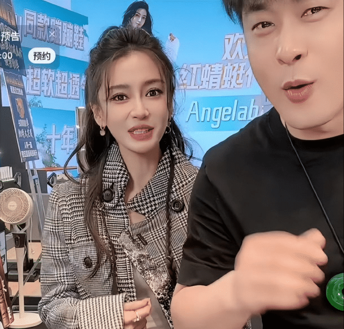 35岁杨颖重返老本行,在街头干这个,网友:都是作的!