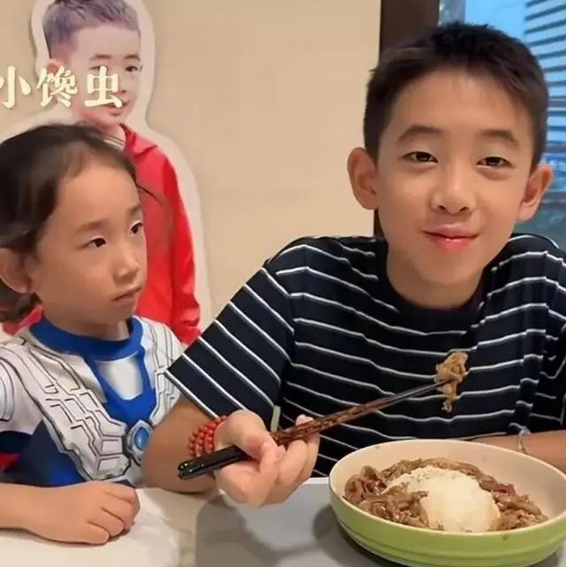 57岁陈小春近照曝光，衣品显老人味被围观，网友：我爷都不这么穿