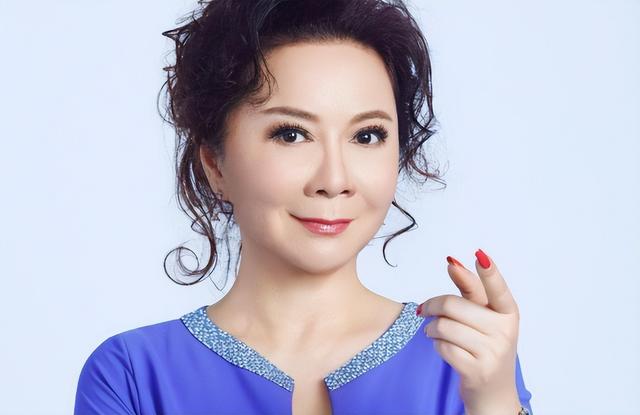 原来他就是蔡明儿子!隐瞒37年不公开,是蔡明最大心病