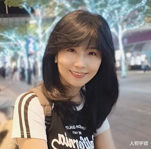 她是昔日台湾玉女歌手，事业巅峰嫁人生俩帅儿子，如今仍有异性约