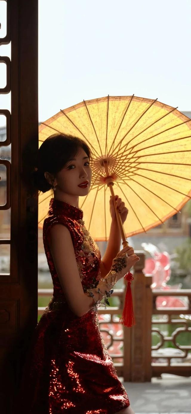 毛晓彤2025蛇年新年壁纸