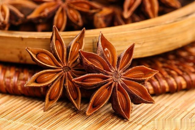 买八角:要看清“钩角”和“直角”,避免买到假八角,假八角有毒