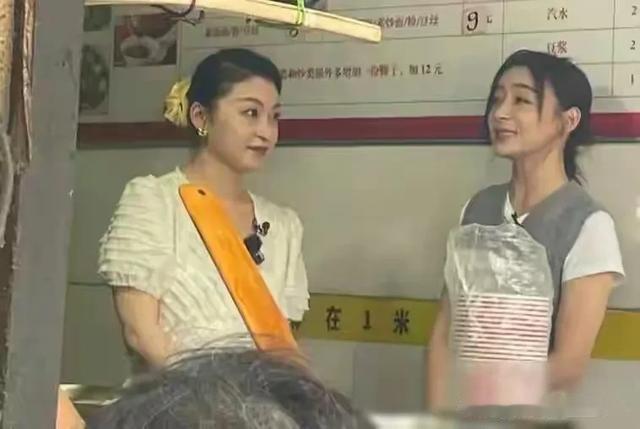 袁姗姗武汉过早被偶遇，大热天穿毛线背心露肚脐，鼻子怪异疑整容
