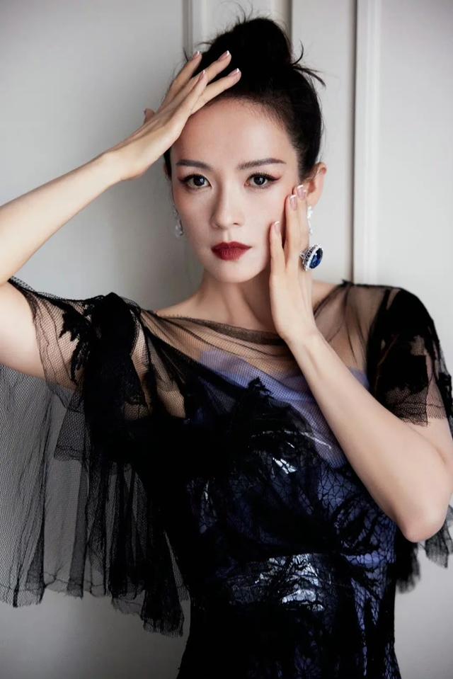 章子怡要给醒醒烫卷发,她的高抬腿做的真漂亮,她笑的很大声!