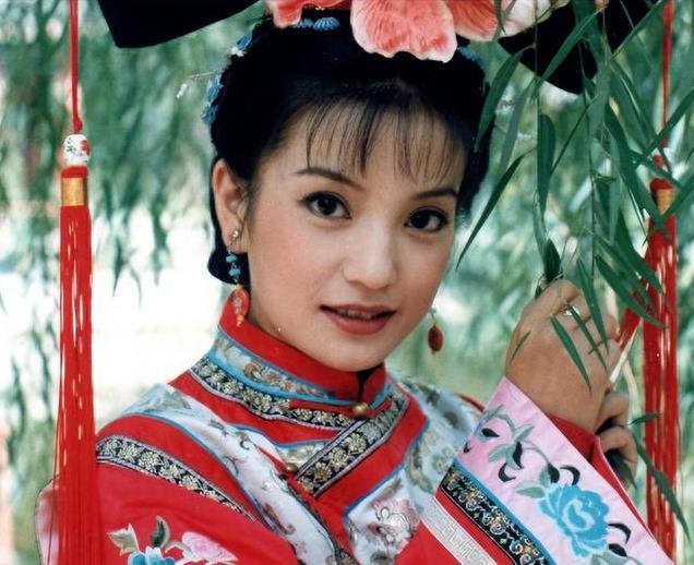 赵薇再被强执8848元成老赖，出门低头戴口罩，身材臃肿沦为普通人