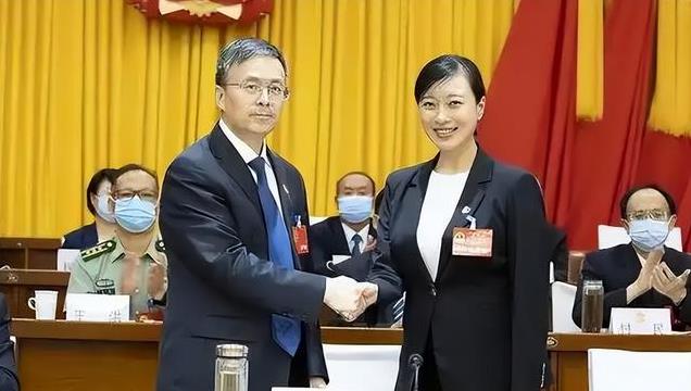 这4位女干部接连升职,美女县长、95后年轻女警长、银发副区长