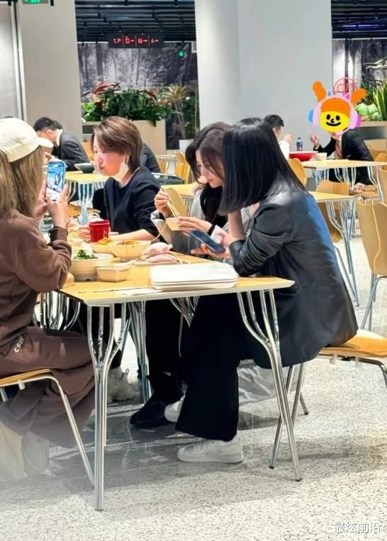 陈妍希成都吃面被偶遇!奶呼呼的穿搭减龄可爱,41岁看起来像20岁