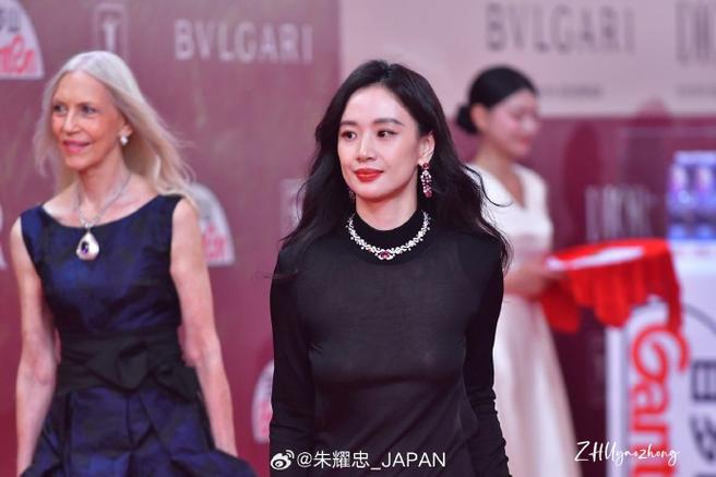 李梦真空装亮相上海电影节闭幕式:一场关于美与争议的盛宴