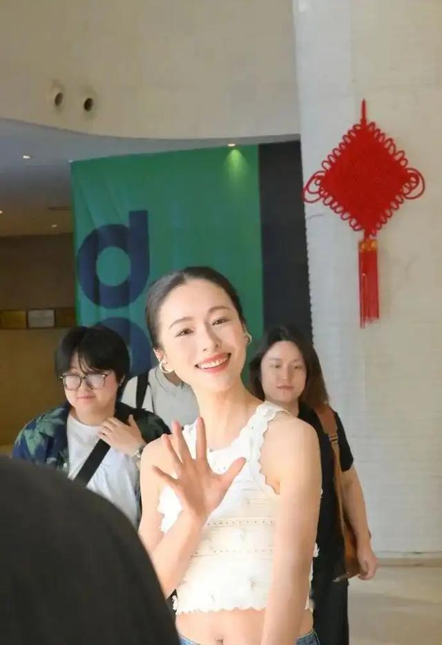 42岁江一燕近照流出，拥有少女般的容颜身材，这简直是20岁啊！