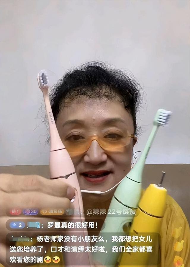 杨昆：别墅被拍卖，退休金2500，59岁无儿无女为夫还债，现怎样了