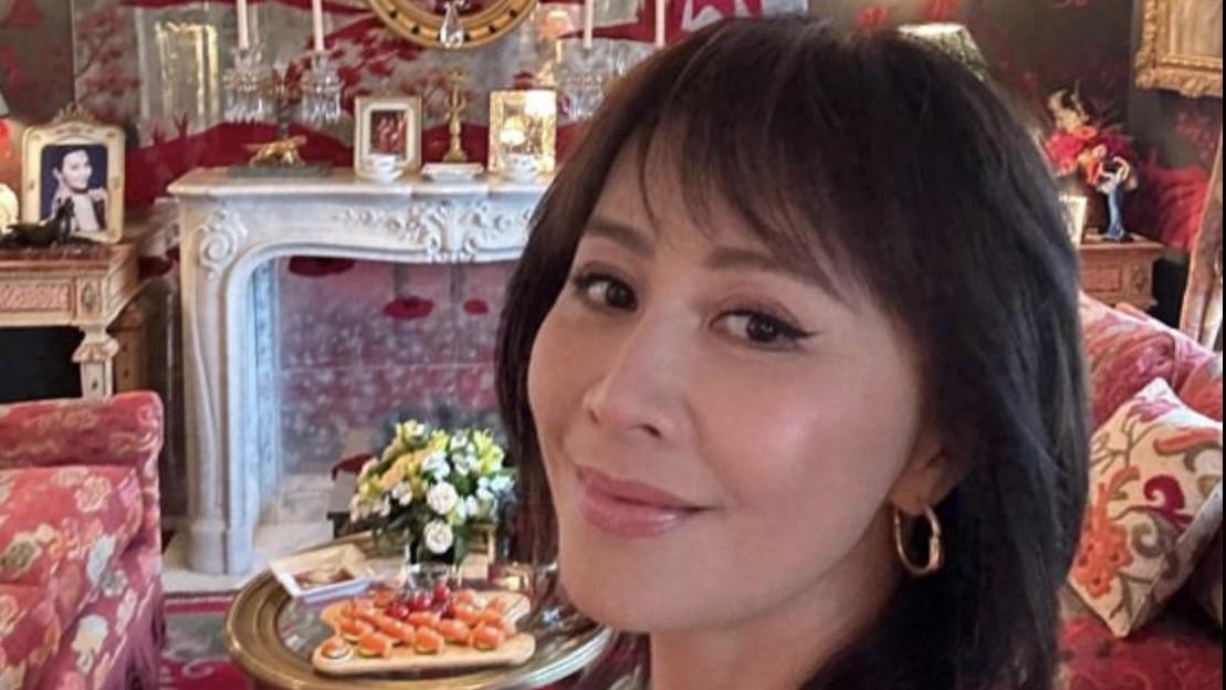 刘嘉玲在豪宅过周末，吃鱼子酱喝酒好惬意，屋内灯火通明金碧辉煌