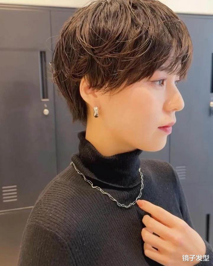 女士中分短发，时尚不落伍