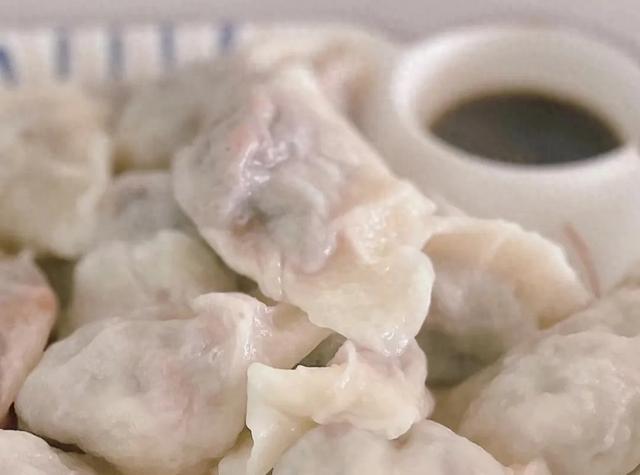 调饺子馅时，不要加料酒，牢记“盐水油”口诀，出锅喷香多汁！