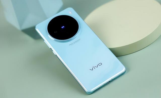vivo彻底急眼了，X100s突降847元，超薄直屏+100倍超级变焦
