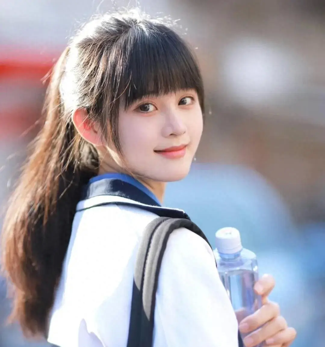 那年，和女同学挤三蹦子，她坐在我腿上，车子颠簸，我至今难忘