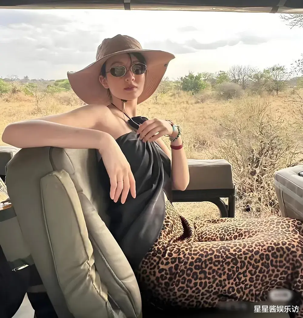 31岁乔欣结婚后现身非洲，系丝巾穿豹纹美背雪白，火辣的像换了个人！