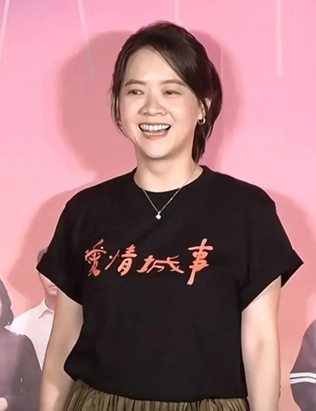 曾宝仪现身新剧发布会，53岁穿百褶裙虎背熊腰，成黄金剩女显老了